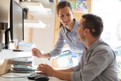 Kundensupport: Freundliche Beratung für ZHI Friends Partnerprogramm. Teamwork am Computer.