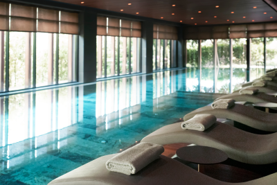 Wellnessbereich mit Pool und Liegen für Entspannung. ZHI Friends Partnerprogramm.