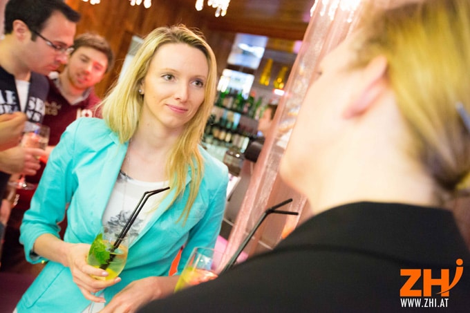 Michaela Forstik unterhält sich mit den Teilnehmern