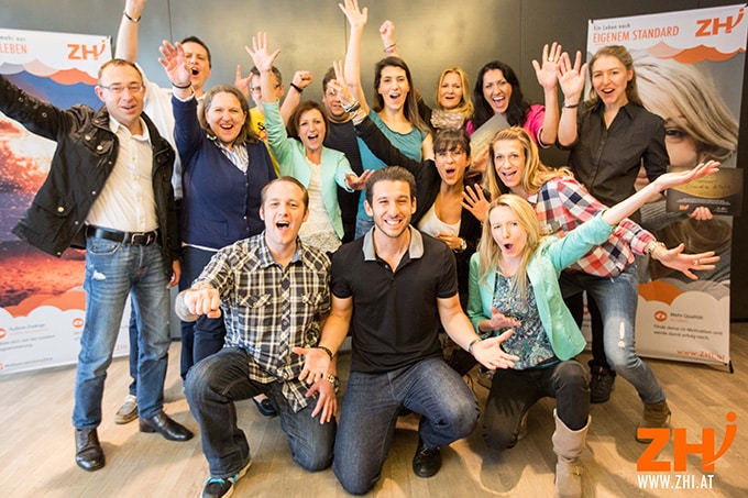 ZHI NLP Gruppe. Glückliche Menschen feiern Erfolg mit ZHI.at.