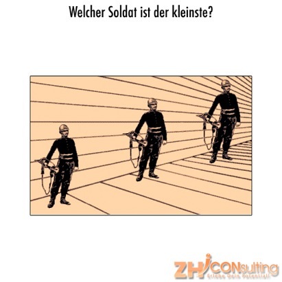 Wahrnehmungsgrenzen: Optische Täuschung mit Soldaten. Perspektive verzerrt Größenverhältnisse.