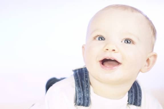 Baby entdeckt Sinne. Neugieriger Säugling mit offenem Mund und strahlenden Augen.