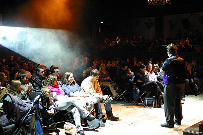 Andreas Ahnfeldt bei ZHI Showhypnose Ausbildung vor Publikum. Aaron1.jpg