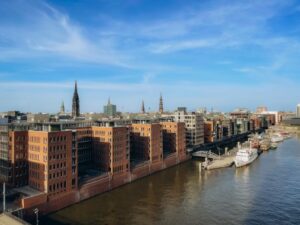 Hamburg, Deutschland. Panoramaaufnahme der Skyline von Hamburg bei Sonnenuntergang. Hochwertiges Foto.