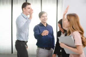 Erfolgreiche Unternehmer und Geschäftsleute erreichen ihre Ziele, fröhliches Unternehmensteam 